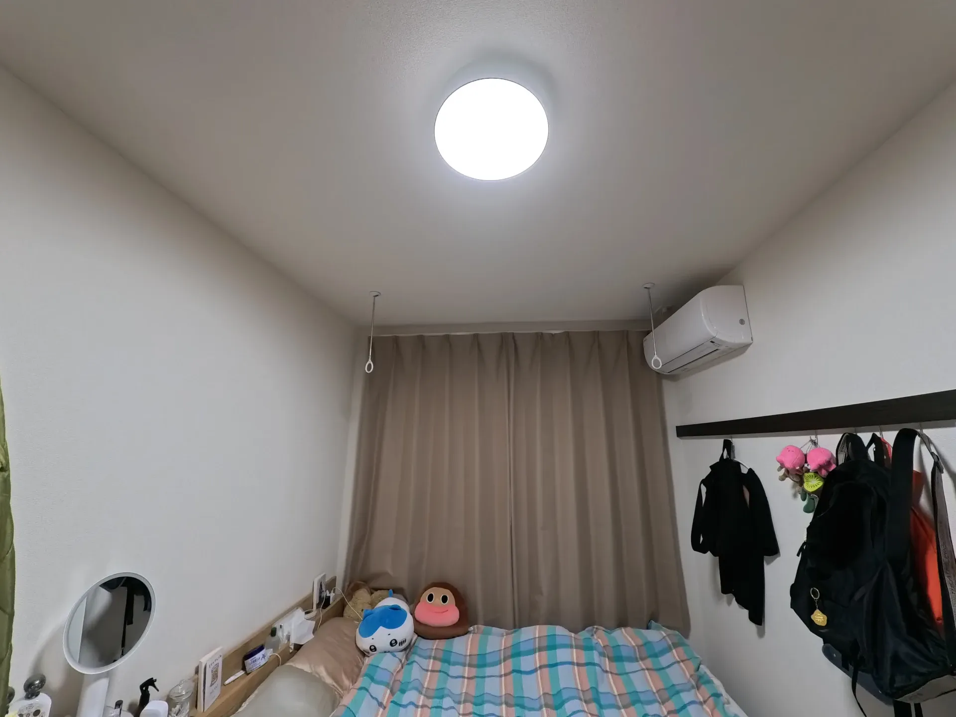 6畳であれば、十分に明るく部屋を照らしてくれる