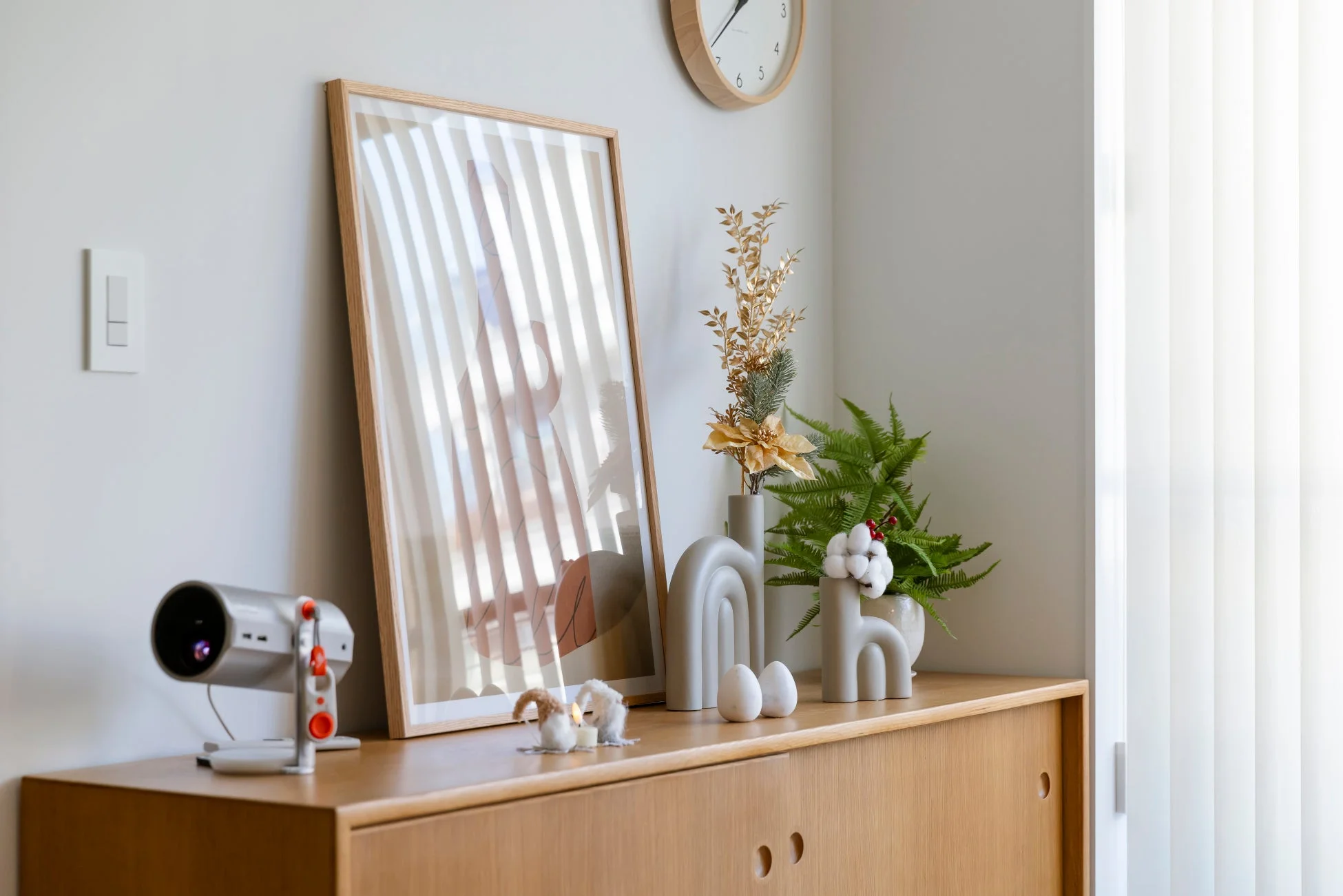 明るいリビングのサイドボードに置かれたAladdin Poca Laser