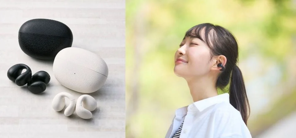 屋外でワイヤレスイヤホンを装着し、リラックスした表情の女性が写っている画像