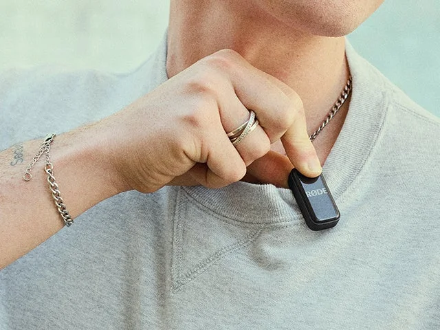 男性が首元に小型マイクを装着