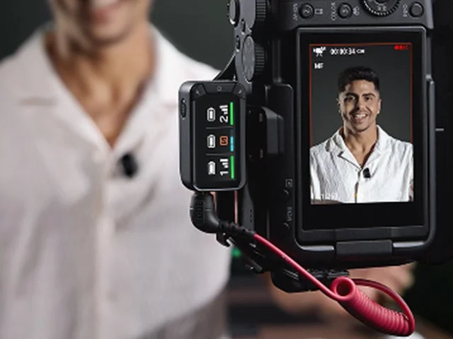 カメラに接続されたワイヤレスマイク受信機と男性