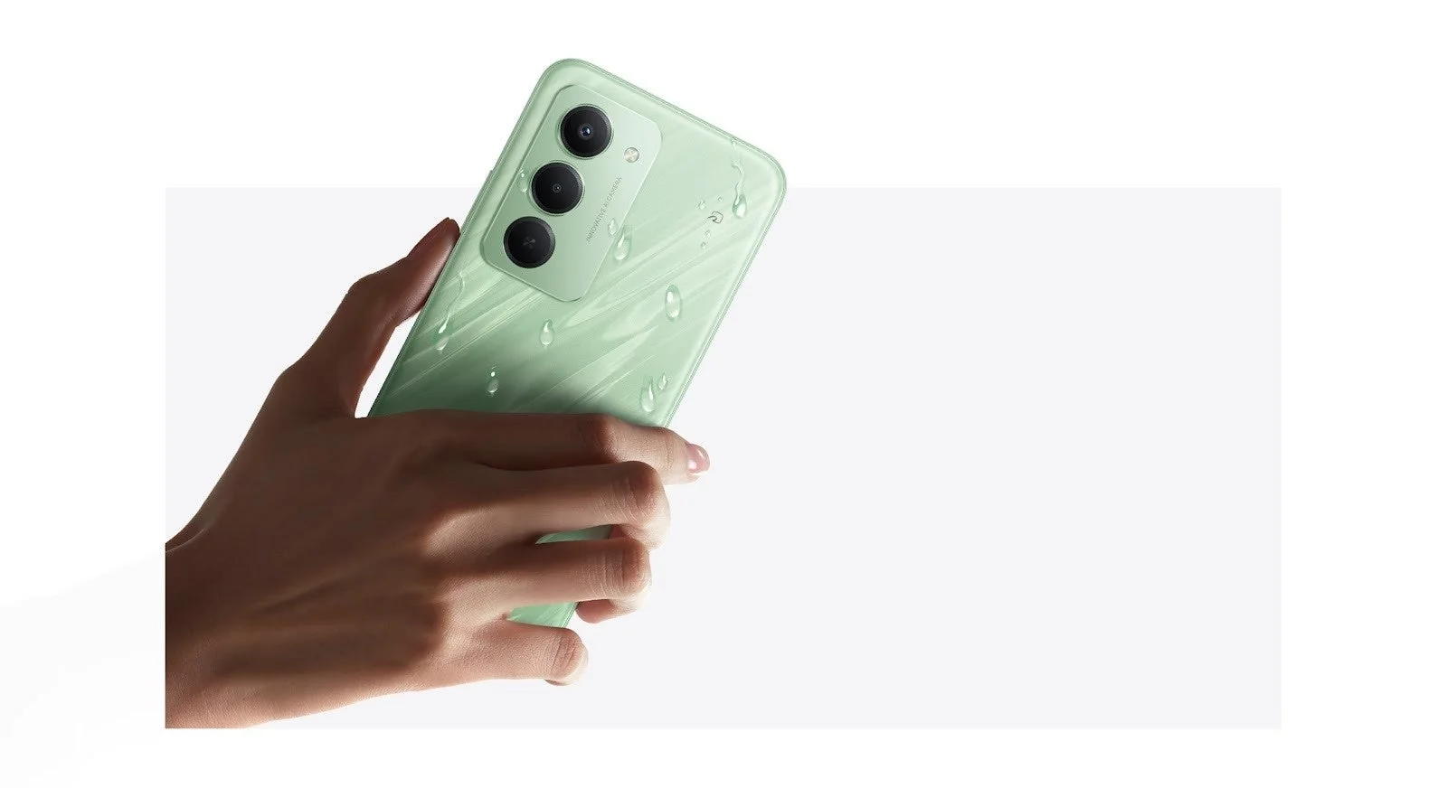 緑色のスマートフォンを手に持っている画像で、表面には水滴が付着しています。防水性能や耐久性を示唆しており、カメラ部分には「INNOVATIVE AI CAMERA」の文字が見えます。