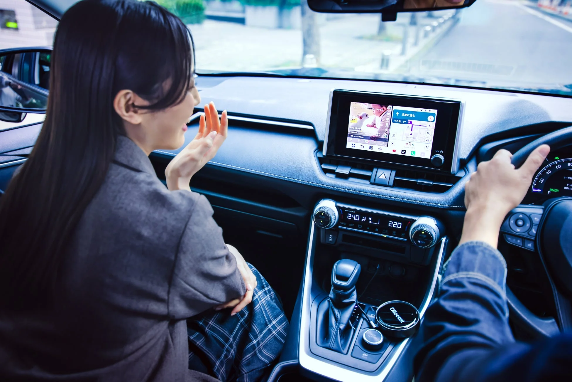 車内でカーナビ画面を見る女性